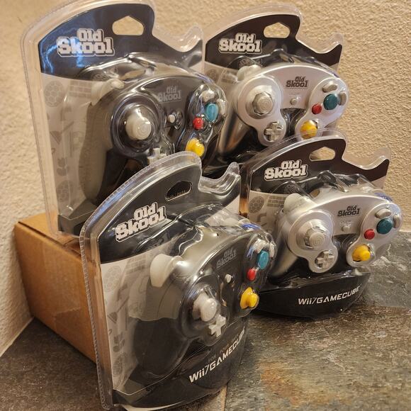 4 Gamecube Controllers - Black & Silver/Platinum (NEW) - Nintendo - Picture 2 of 8